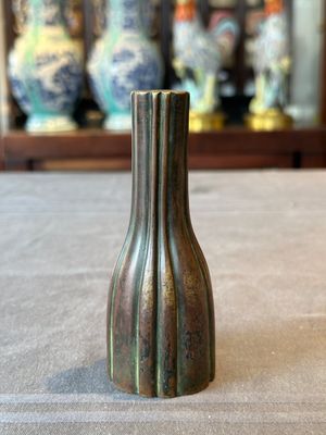 A rare Chinese ribbed bronze flower arranging vase, Ming — 照片 3