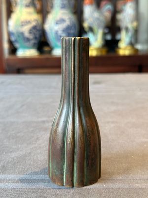 A rare Chinese ribbed bronze flower arranging vase, Ming — 照片 4