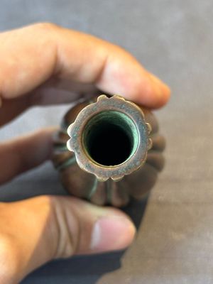 A rare Chinese ribbed bronze flower arranging vase, Ming — 照片 5