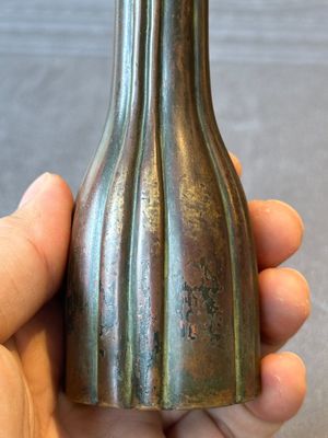 A rare Chinese ribbed bronze flower arranging vase, Ming — 照片 6