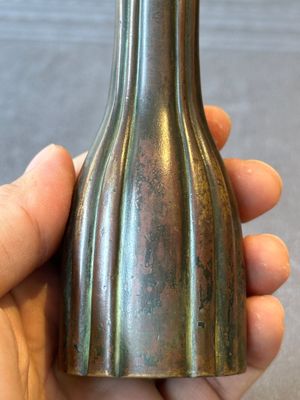 A rare Chinese ribbed bronze flower arranging vase, Ming — 照片 7