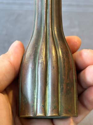 A rare Chinese ribbed bronze flower arranging vase, Ming — 照片 8