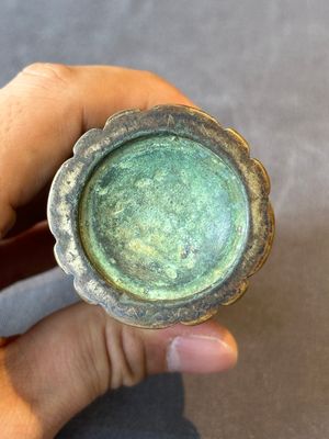 A rare Chinese ribbed bronze flower arranging vase, Ming — 照片 9