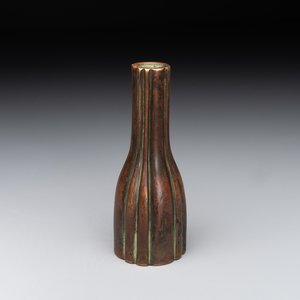 A rare Chinese ribbed bronze flower arranging vase, Ming — 照片 1