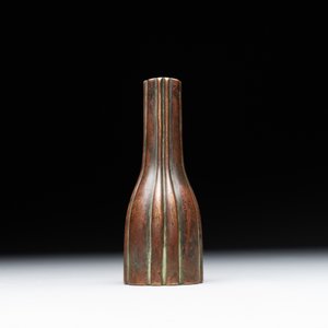 A rare Chinese ribbed bronze flower arranging vase, Ming — 照片 2