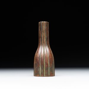 A rare Chinese ribbed bronze flower arranging vase, Ming — 照片 3