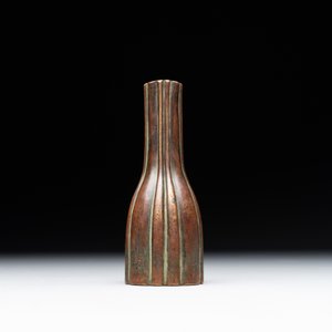 A rare Chinese ribbed bronze flower arranging vase, Ming — 照片 4
