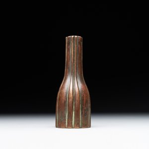 A rare Chinese ribbed bronze flower arranging vase, Ming — 照片 5