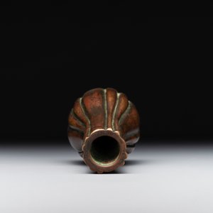 A rare Chinese ribbed bronze flower arranging vase, Ming — 照片 6