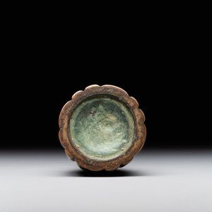 A rare Chinese ribbed bronze flower arranging vase, Ming — 照片 7