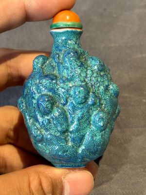 A rare Chinese robin's-egg-glazed moulded '18 Luohan' snuff bottle, 19th C. — photo 1