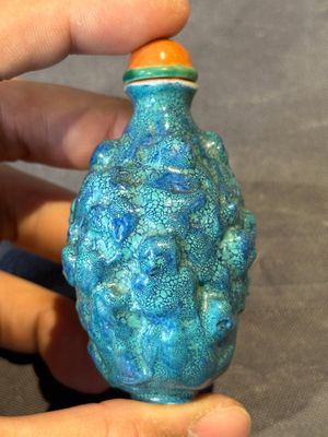 A rare Chinese robin's-egg-glazed moulded '18 Luohan' snuff bottle, 19th C. — photo 2