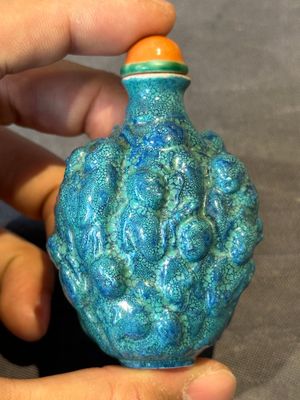 A rare Chinese robin's-egg-glazed moulded '18 Luohan' snuff bottle, 19th C. — photo 3