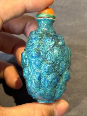 A rare Chinese robin's-egg-glazed moulded '18 Luohan' snuff bottle, 19th C. — photo 4