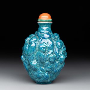 A rare Chinese robin's-egg-glazed moulded '18 Luohan' snuff bottle, 19th C. — photo 1