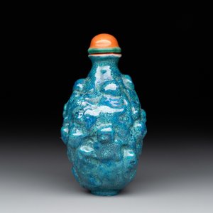 A rare Chinese robin's-egg-glazed moulded '18 Luohan' snuff bottle, 19th C. — photo 2