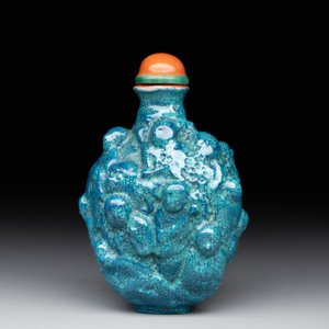 A rare Chinese robin's-egg-glazed moulded '18 Luohan' snuff bottle, 19th C. — photo 3