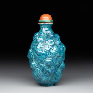 A rare Chinese robin's-egg-glazed moulded '18 Luohan' snuff bottle, 19th C. — photo 4