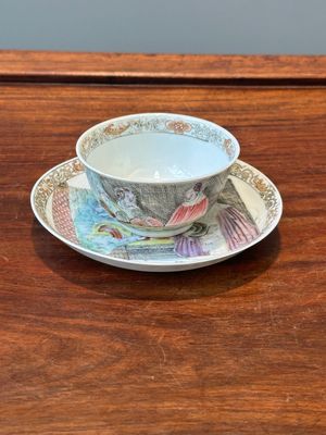 A rare Chinese rose-grisaille cup and saucer after 'Actors of the Comédie-Francaise' by Watteau, Yongzheng/Qianlong — 照片 1