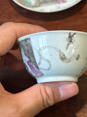 A rare Chinese rose-grisaille cup and saucer after 'Actors of the Comédie-Francaise' by Watteau, Yongzheng/Qianlong — 照片 4