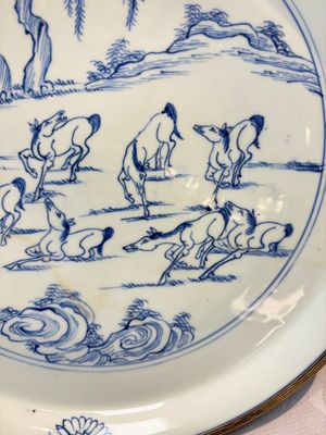 A rare Chinese silver-mounted blue and white 'Eight Horses of Mu Wang' dish, Kangxi — photo 6
