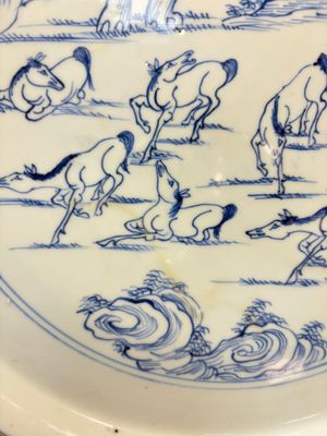 A rare Chinese silver-mounted blue and white 'Eight Horses of Mu Wang' dish, Kangxi — photo 7