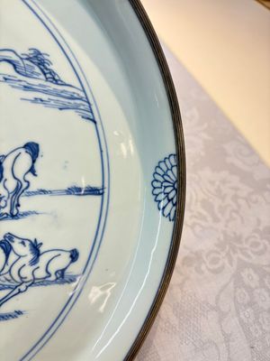 A rare Chinese silver-mounted blue and white 'Eight Horses of Mu Wang' dish, Kangxi — photo 10