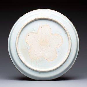 A rare Chinese silver-mounted blue and white 'Eight Horses of Mu Wang' dish, Kangxi — photo 2
