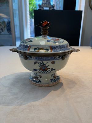 A rare Chinese silver-mounted doucai bowl and cover, Kangxi/Yongzheng — photo 1