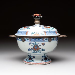 A rare Chinese silver-mounted doucai bowl and cover, Kangxi/Yongzheng — photo 1