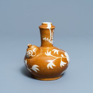A rare Chinese slip-decorated brown-ground Swatow kendi, Ming — photo 1