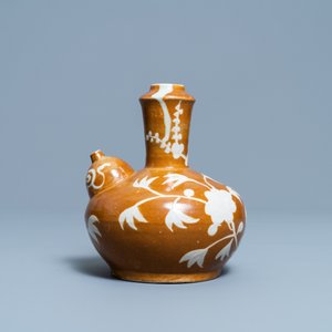 A rare Chinese slip-decorated brown-ground Swatow kendi, Ming — photo 2