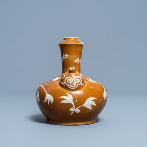 A rare Chinese slip-decorated brown-ground Swatow kendi, Ming — photo 5