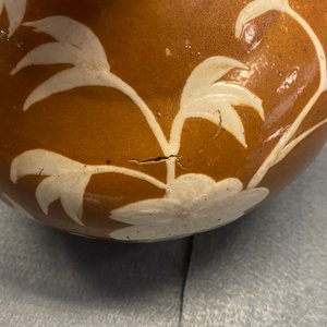 A rare Chinese slip-decorated brown-ground Swatow kendi, Ming — photo 8