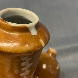 A rare Chinese slip-decorated brown-ground Swatow kendi, Ming — photo 9