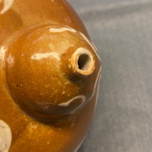 A rare Chinese slip-decorated brown-ground Swatow kendi, Ming — photo 10