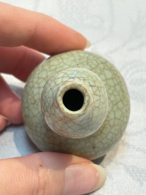 A rare Chinese Swatow Ge-type double gourd miniature vase, Ming — photo 5
