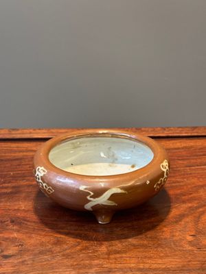 A rare Chinese Swatow slip-decorated brown-glazed tripod censer with cranes, Ming — photo 3