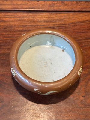 A rare Chinese Swatow slip-decorated brown-glazed tripod censer with cranes, Ming — photo 4