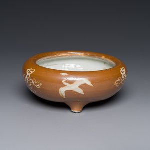 A rare Chinese Swatow slip-decorated brown-glazed tripod censer with cranes, Ming — photo 1