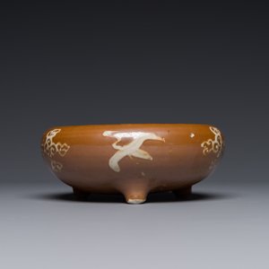 A rare Chinese Swatow slip-decorated brown-glazed tripod censer with cranes, Ming — photo 4