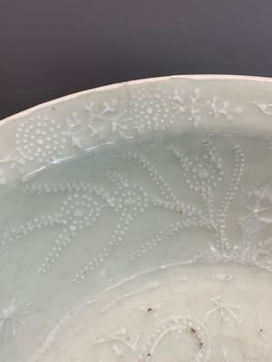 A rare Chinese Swatow slip-decorated pale-green-glazed 'dragon' dish, Ming — foto 2