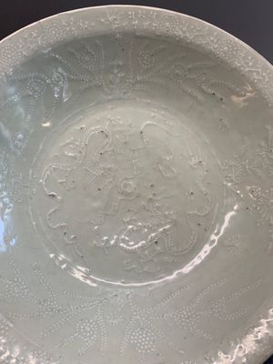A rare Chinese Swatow slip-decorated pale-green-glazed 'dragon' dish, Ming — foto 3