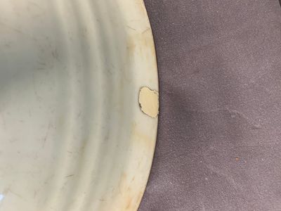 A rare Chinese Swatow slip-decorated pale-green-glazed 'dragon' dish, Ming — foto 5