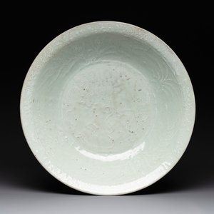 A rare Chinese Swatow slip-decorated pale-green-glazed 'dragon' dish, Ming — foto 1