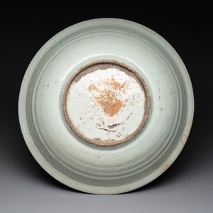 A rare Chinese Swatow slip-decorated pale-green-glazed 'dragon' dish, Ming — foto 2