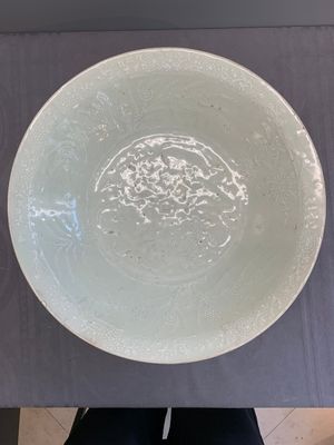 A rare Chinese Swatow slip-decorated pale-green-glazed 'dragon' dish, Ming — photo 1