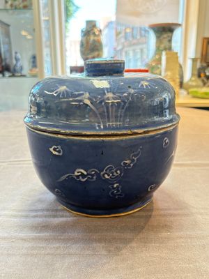 A rare Chinese Swatow white slip-decorated blue-ground bowl and cover, Ming — foto 1