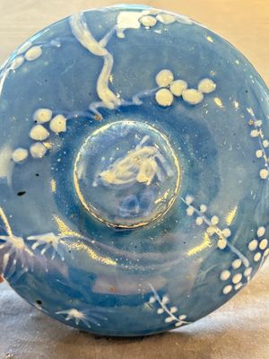 A rare Chinese Swatow white slip-decorated blue-ground bowl and cover, Ming — foto 11