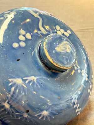 A rare Chinese Swatow white slip-decorated blue-ground bowl and cover, Ming — foto 12